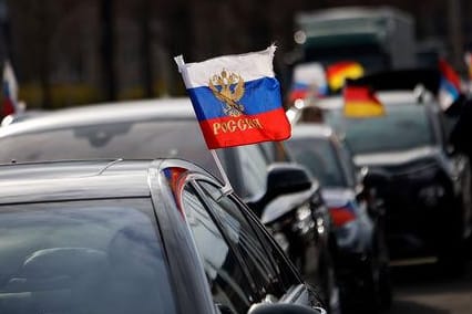 Flaggen mit den russischen Nationalfarben wehen an einem Auto in Berlin (Symbolbild): In Bad Kreuznach war auch zunächst ein Autokorso geplant.