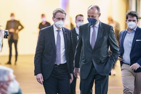 Daniel Günther (CDU, l) und Friedrich Merz (CDU)