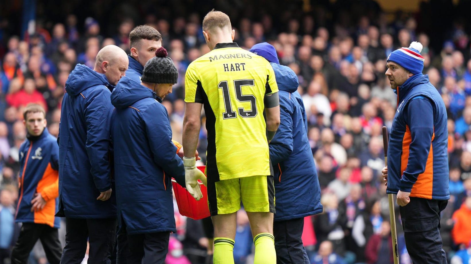 Celtic-Torwart Joe Hart: Zusammen mit einigen Ordnern versucht er den Platz von Glassplittern zu befreien.