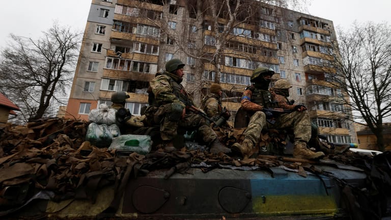 Ukrainische Soldaten in Butscha: Auf den Straßen der Kleinstadt nahe Kiew lagen zahlreiche Leichen.