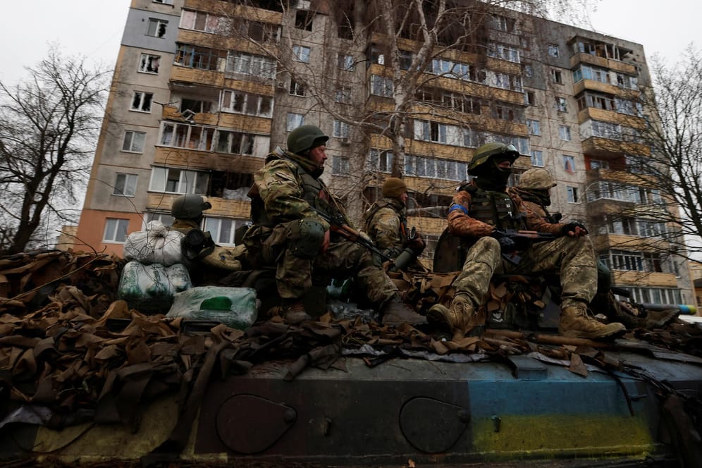 Ukrainische Soldaten in Butscha: Auf den Straßen der Kleinstadt nahe Kiew lagen zahlreiche Leichen.