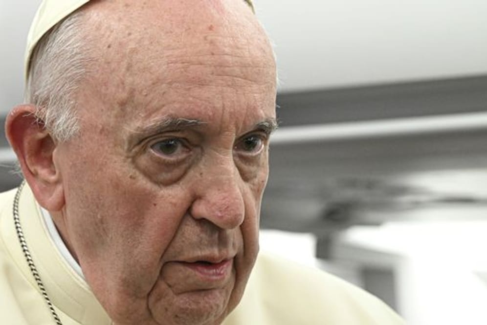 Papst Franziskus hÃ¶rt sich die Fragen der Reporter wÃ¤hrend einer Pressekonferenz an.