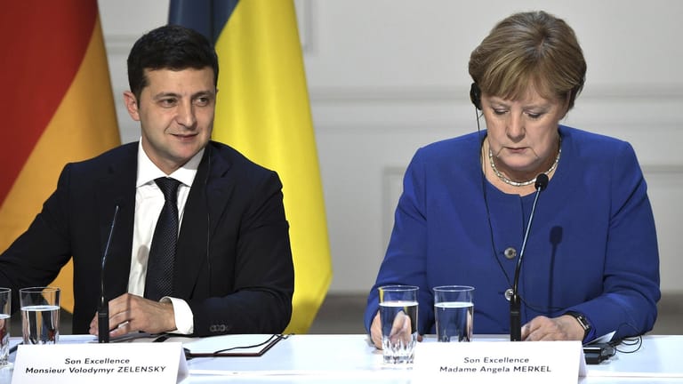 Wolodymyr Selenskyj und Angela Merkel bei einem Treffen in Paris (Archivbild): Der ukrainische Präsident hat jetzt die Russlandpolitik der Ex-Kanzlerin kritisiert.