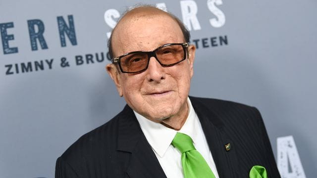 Clive Davis ist immer noch im Geschäft.