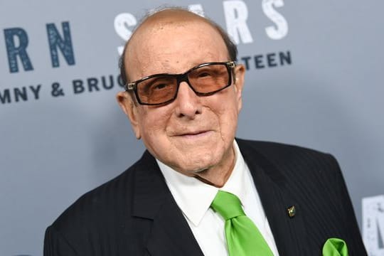 Clive Davis ist immer noch im Geschäft.