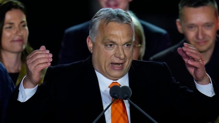 Der ungarische Ministerpräsident Viktor Orban dankt jubelnden Anhängern während einer Wahlparty in Budapest.