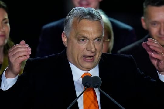 Der ungarische Ministerpräsident Viktor Orban dankt jubelnden Anhängern während einer Wahlparty in Budapest.