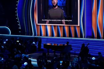 Der ukrainische Präsident Wolodymyr Selensky war per Video-Botschaft bei der Grammy-Verleihung in Las Vegas zu sehen.