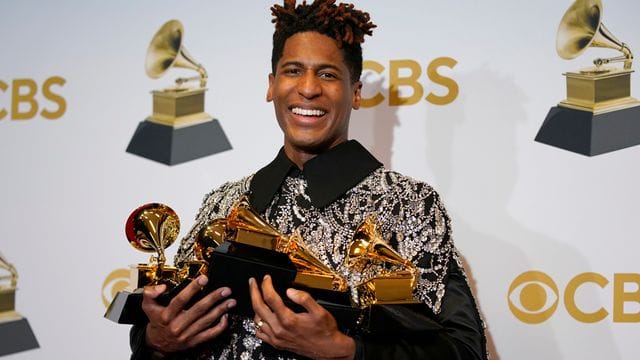 Jon Batiste war mit fünf Grammys der große Sieger des Abends.