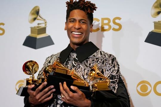 Jon Batiste war mit fünf Grammys der große Sieger des Abends.