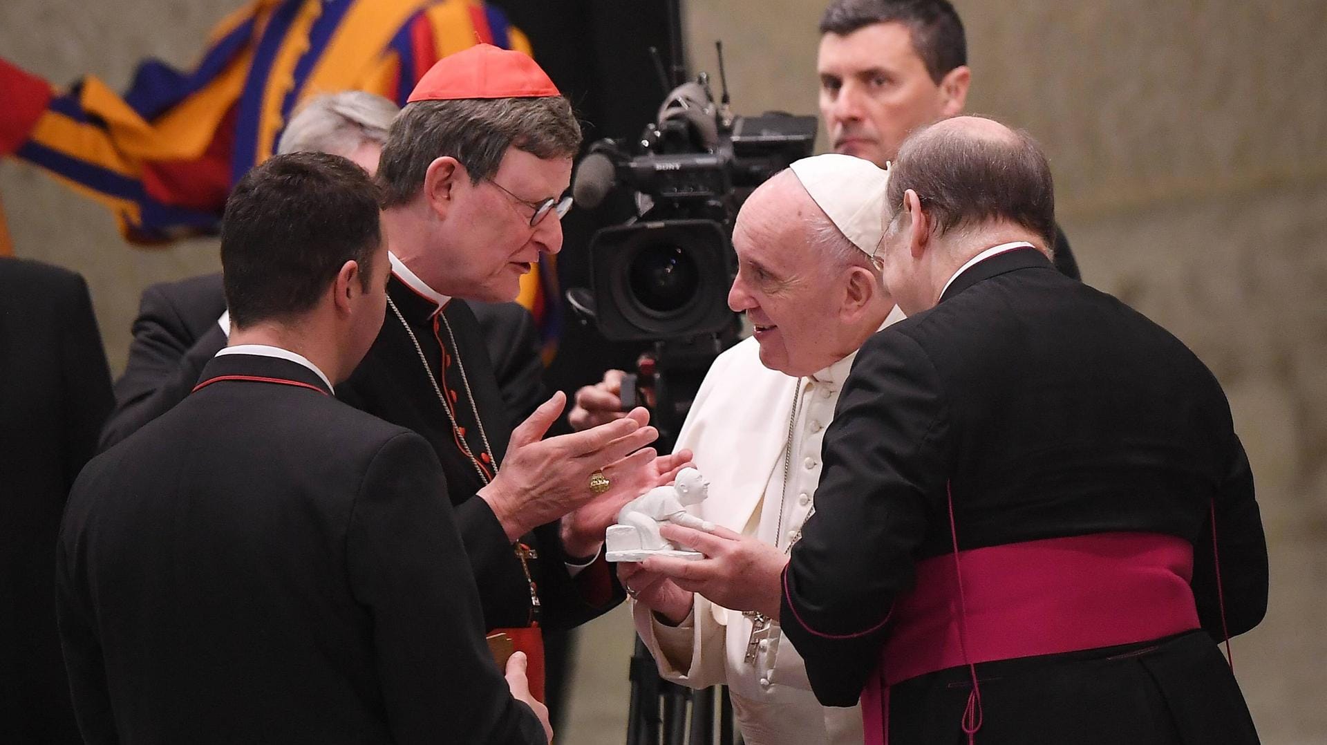Kardinal Woelki (li) überreicht ein Geschenk an Papst Franziskus I. (Archivbild): Am Sonntag irritierte der Kölner Erzbischof mit Aussagen über das katholische Kirchenoberhaupt. Kardinal Woelki (li) überreicht ein Geschenk an Papst Franziskus I. (Archivbild): Am Sonntag irritierte der Kölner Erzbischof mit Aussagen über das katholische Kirchenoberhaupt.