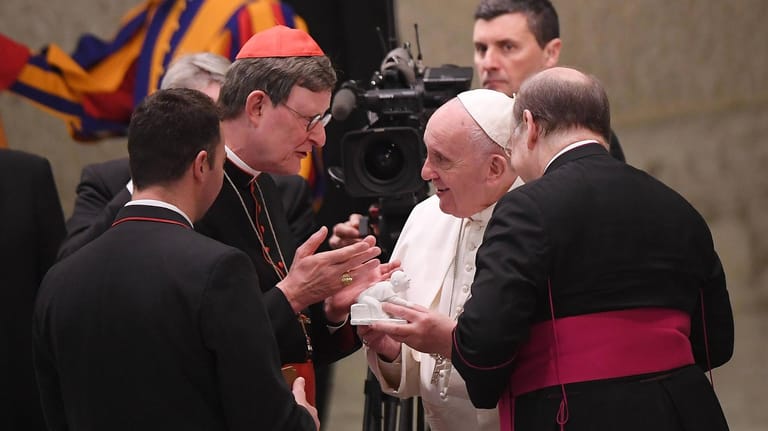 Kardinal Woelki (li) überreicht ein Geschenk an Papst Franziskus I. (Archivbild): Am Sonntag irritierte der Kölner Erzbischof mit Aussagen über das katholische Kirchenoberhaupt.