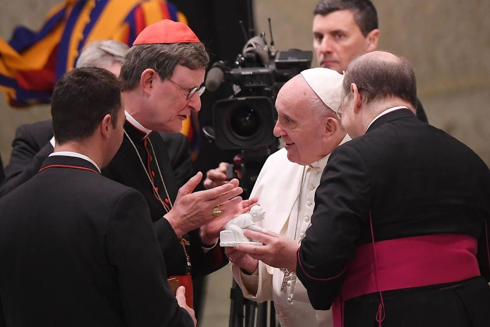 Kardinal Woelki (li) überreicht ein Geschenk an Papst Franziskus I. (Archivbild): Am Sonntag irritierte der Kölner Erzbischof mit Aussagen über das katholische Kirchenoberhaupt.