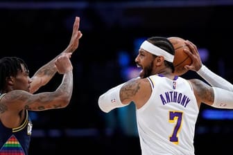 Los Angeles Lakers-Forward Carmelo Anthony (r) schützt den Ball vor Nuggets-Guard Bones Hyland.