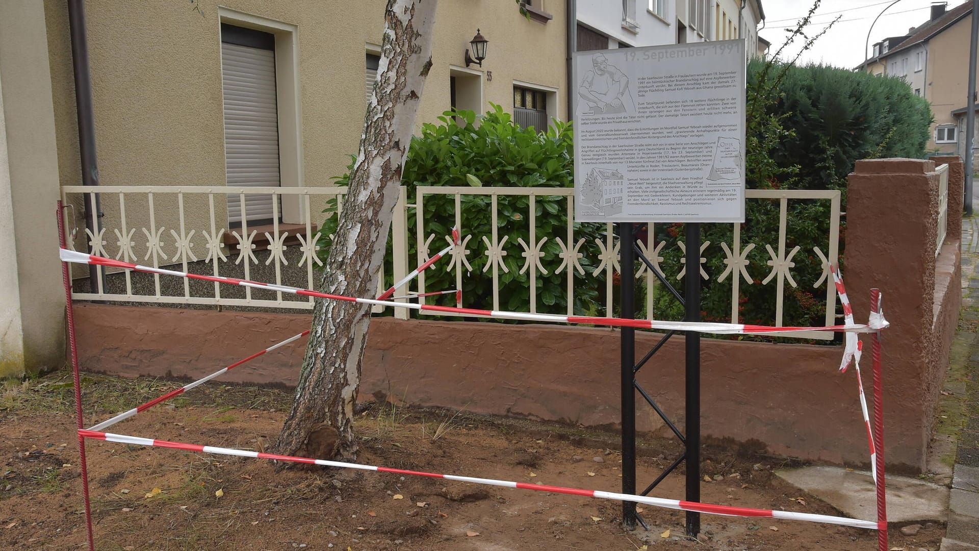 Eine Gedenktafel für Samuel Kofi Yeboah in der Saarlouiser Straße, Höhe Hausnummer 53, in Saarlouis.