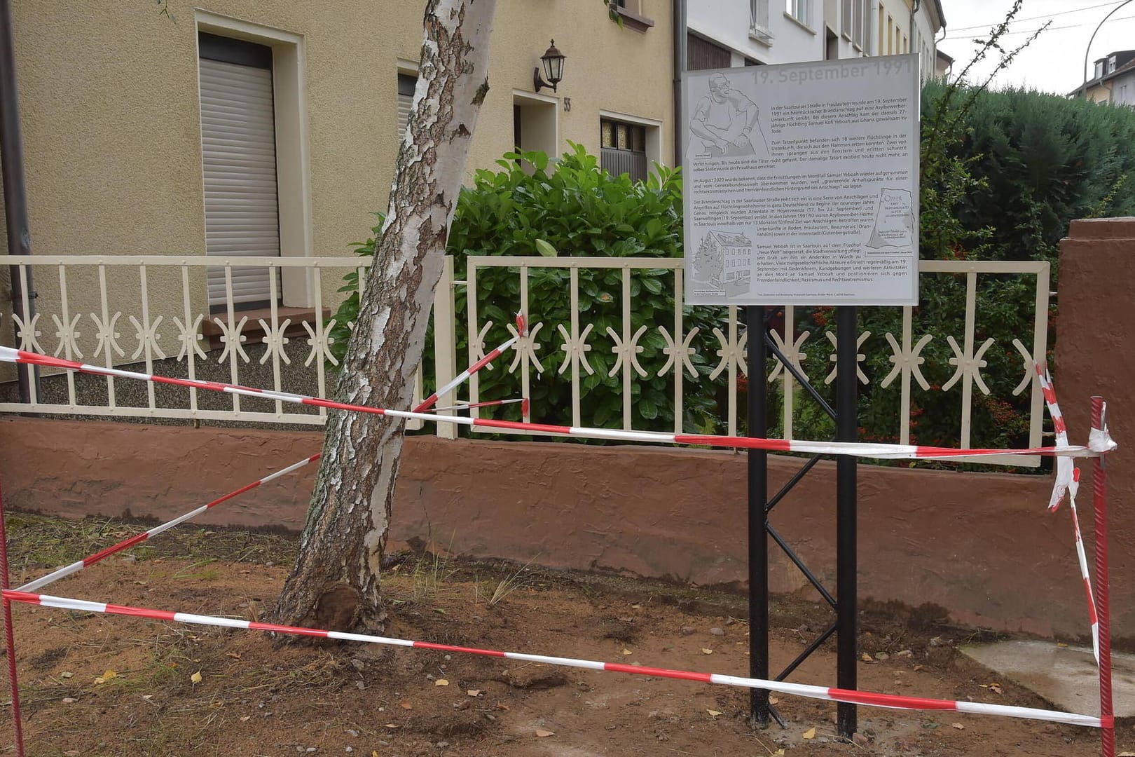 Eine Gedenktafel für Samuel Kofi Yeboah in der Saarlouiser Straße, Höhe Hausnummer 53, in Saarlouis.