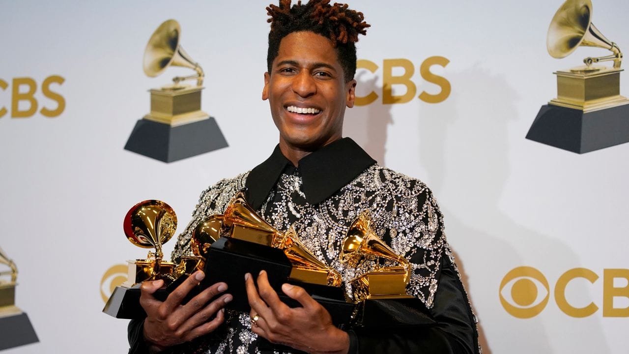 Jon Batiste war mit fünf Grammys der große Sieger des Abends. Jon Batiste war mit fünf Grammys der große Sieger des Abends.