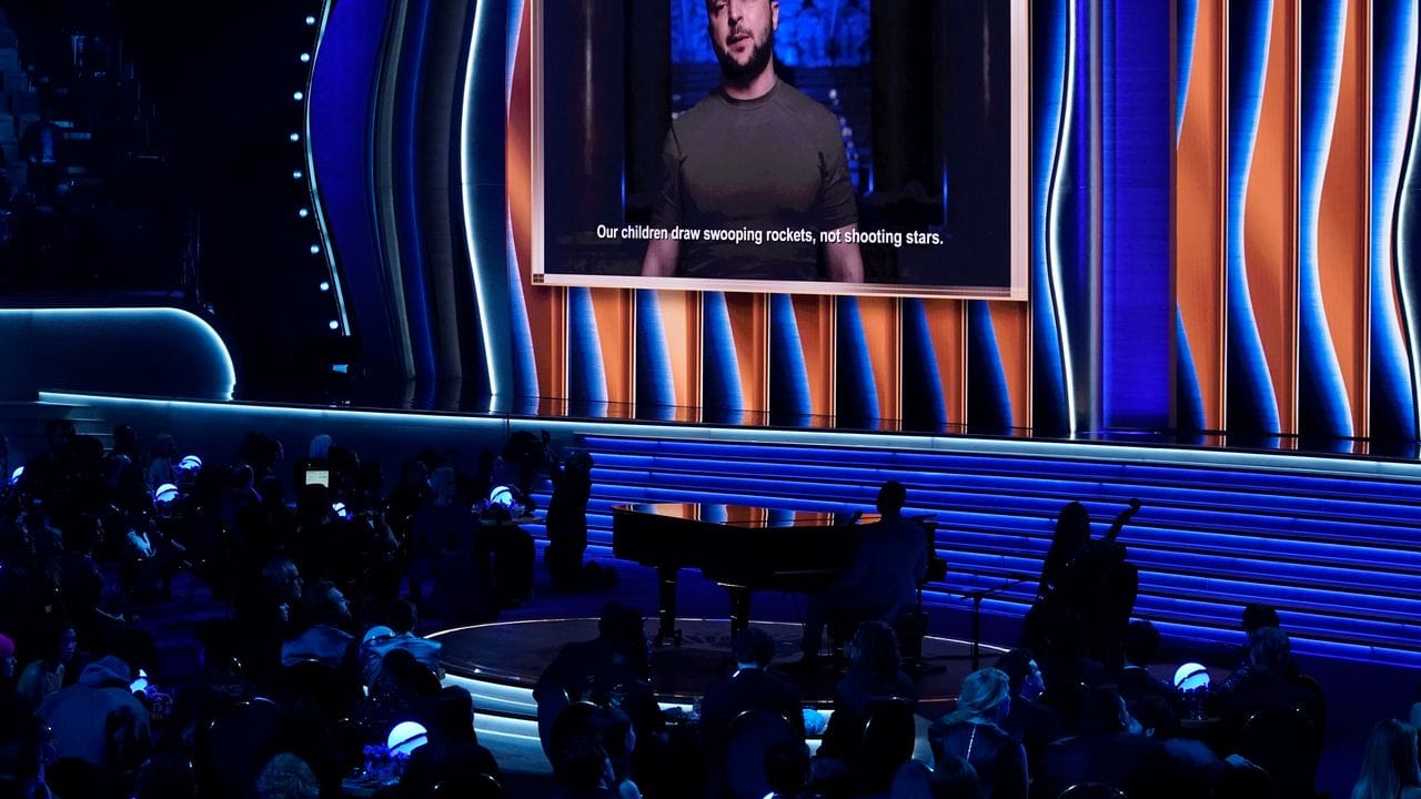 Der ukrainische Präsident Wolodymyr Selensky war per Video-Botschaft bei der Grammy-Verleihung in Las Vegas zu sehen. Der ukrainische Präsident Wolodymyr Selensky war per Video-Botschaft bei der Grammy-Verleihung in Las Vegas zu sehen.