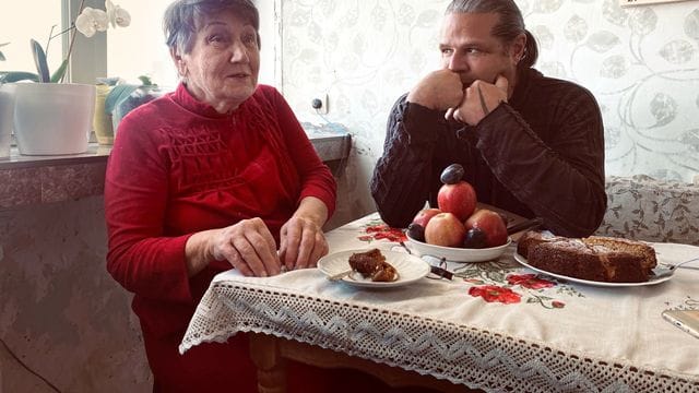 Die Holocaust-Überlebende Hanna Stryschkowa und der Fotograf und Filmemacher Luigi Toscano aus Mannheim unterhalten sich an einem Tisch. Die Holocaust-Überlebende Hanna Stryschkowa und der Fotograf und Filmemacher Luigi Toscano aus Mannheim unterhalten sich an einem Tisch.