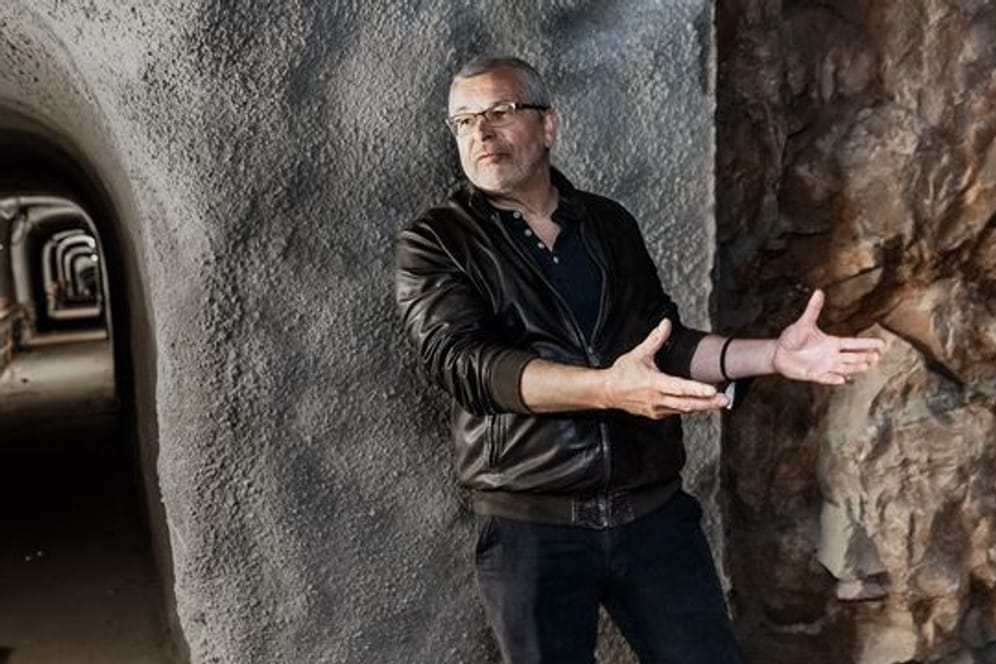 Jörg Andres, Direktor des Museums Helgoland, steht in einem alten Bunkerstollen, der zur Zeit renoviert wird.