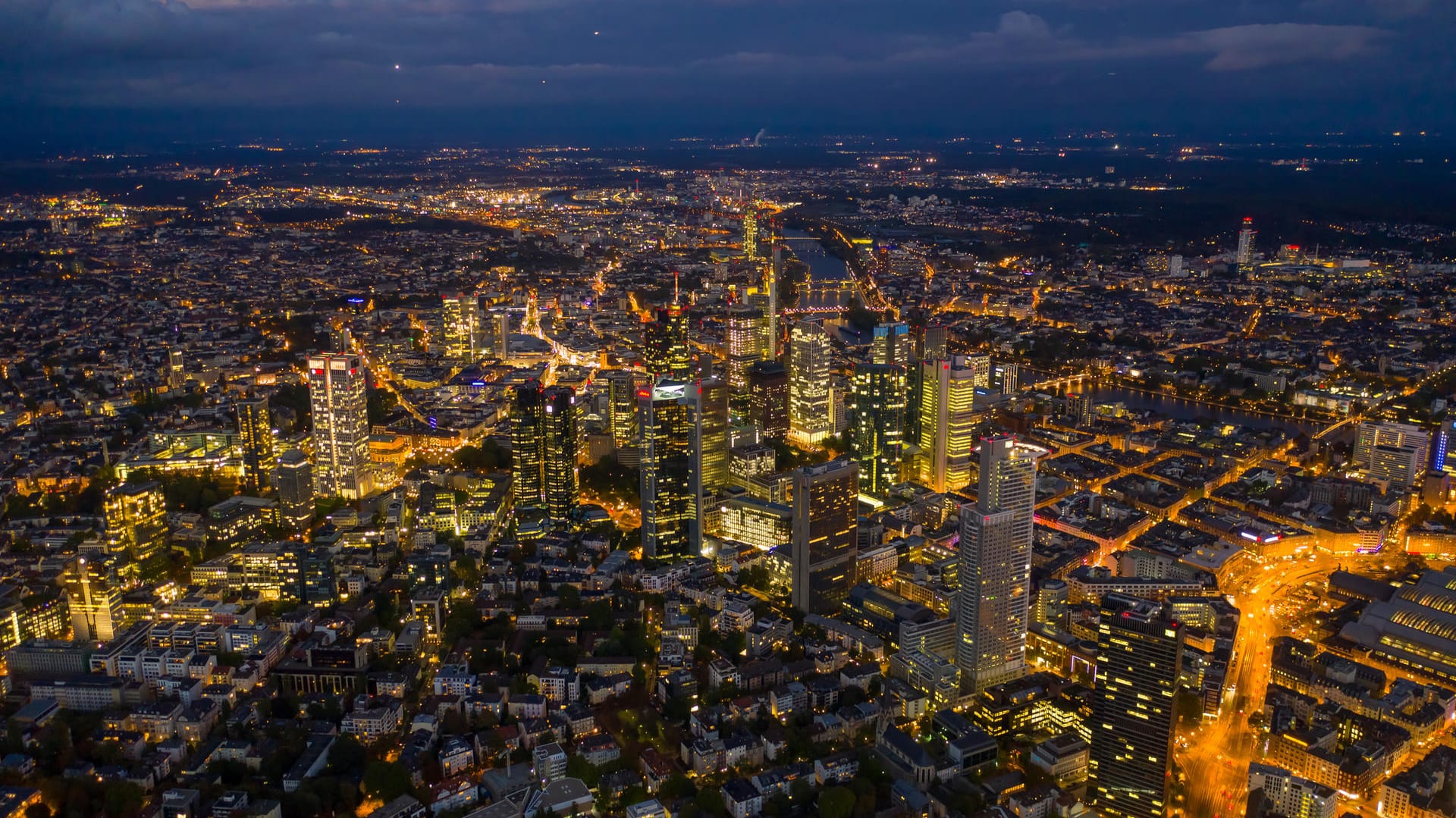 Finanzmetropole Frankfurt (Symbolbild): Das Finanzamt Hessen hat sich von den befragten Ämtern den höchsten Betrag aus den Cum-Ex-Geschäften zurückgeholt. Finanzmetropole Frankfurt (Symbolbild): Das Finanzamt Hessen hat sich von den befragten Ämtern den höchsten Betrag aus den Cum-Ex-Geschäften zurückgeholt.