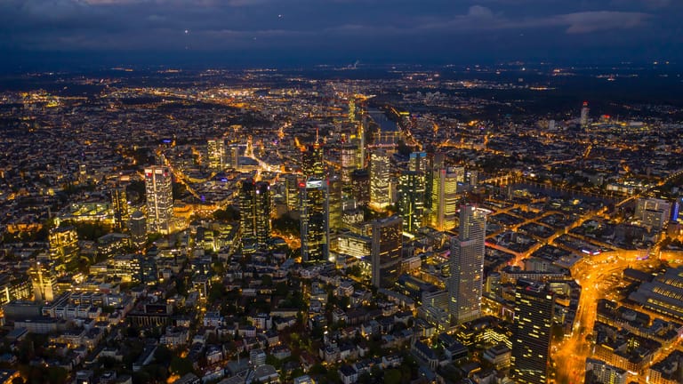 Finanzmetropole Frankfurt (Symbolbild): Das Finanzamt Hessen hat sich von den befragten Ämtern den höchsten Betrag aus den Cum-Ex-Geschäften zurückgeholt.