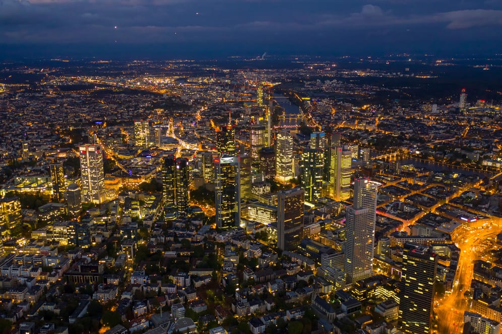 Finanzmetropole Frankfurt (Symbolbild): Das Finanzamt Hessen hat sich von den befragten Ämtern den höchsten Betrag aus den Cum-Ex-Geschäften zurückgeholt.