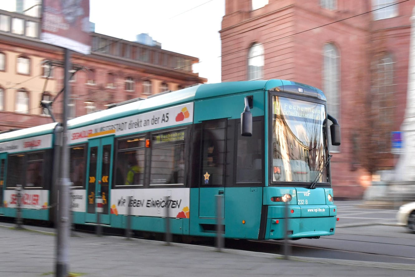 Straßenbahn vor der Paulskirche in Frankfurt (Symbolbild): Frankfurts Bahnverkehr soll verbessert werden.