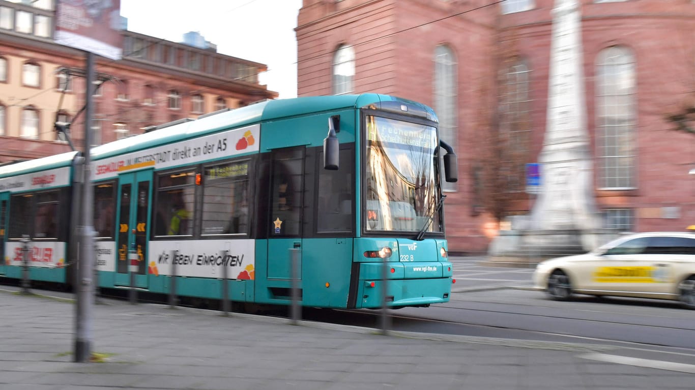 Straßenbahn vor der Paulskirche in Frankfurt (Symbolbild): Frankfurts Bahnverkehr soll verbessert werden.