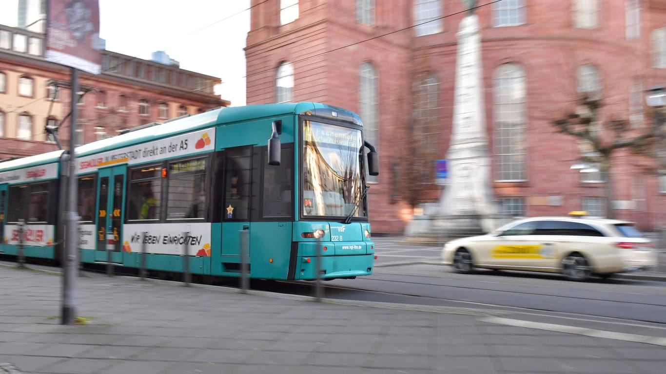 Straßenbahn vor der Paulskirche in Frankfurt (Symbolbild): Frankfurts Bahnverkehr soll verbessert werden.