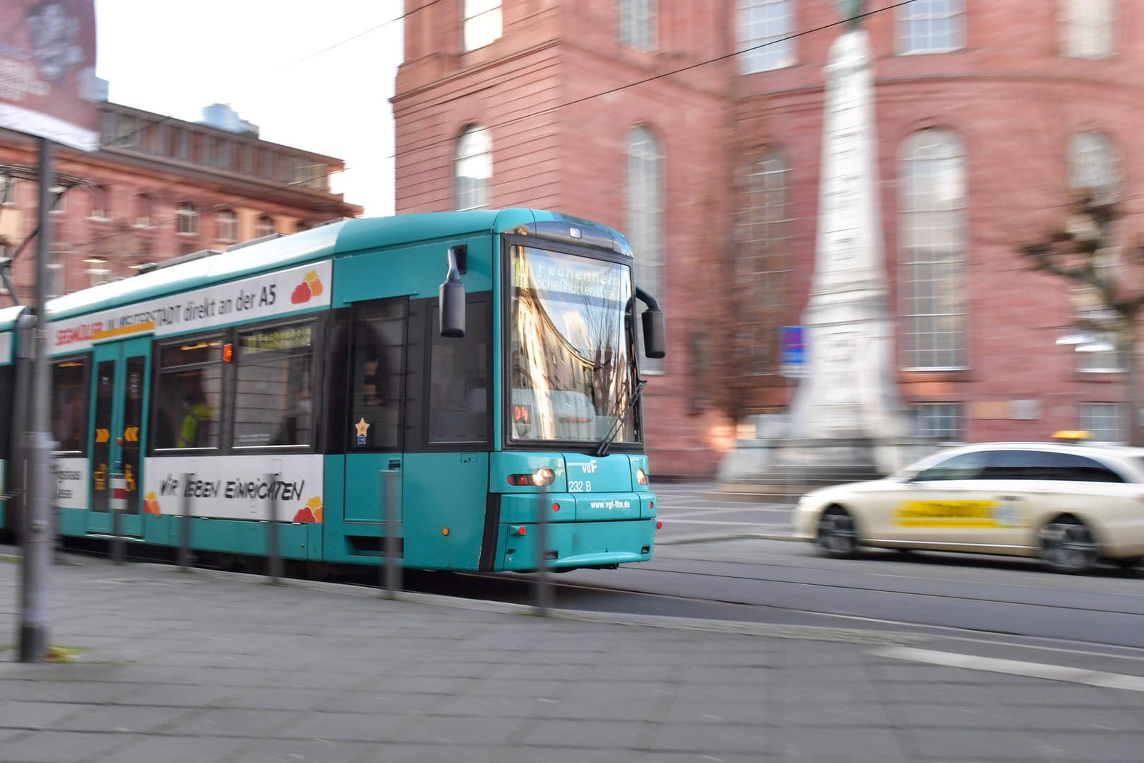 Straßenbahn vor der Paulskirche in Frankfurt (Symbolbild): Frankfurts Bahnverkehr soll verbessert werden.