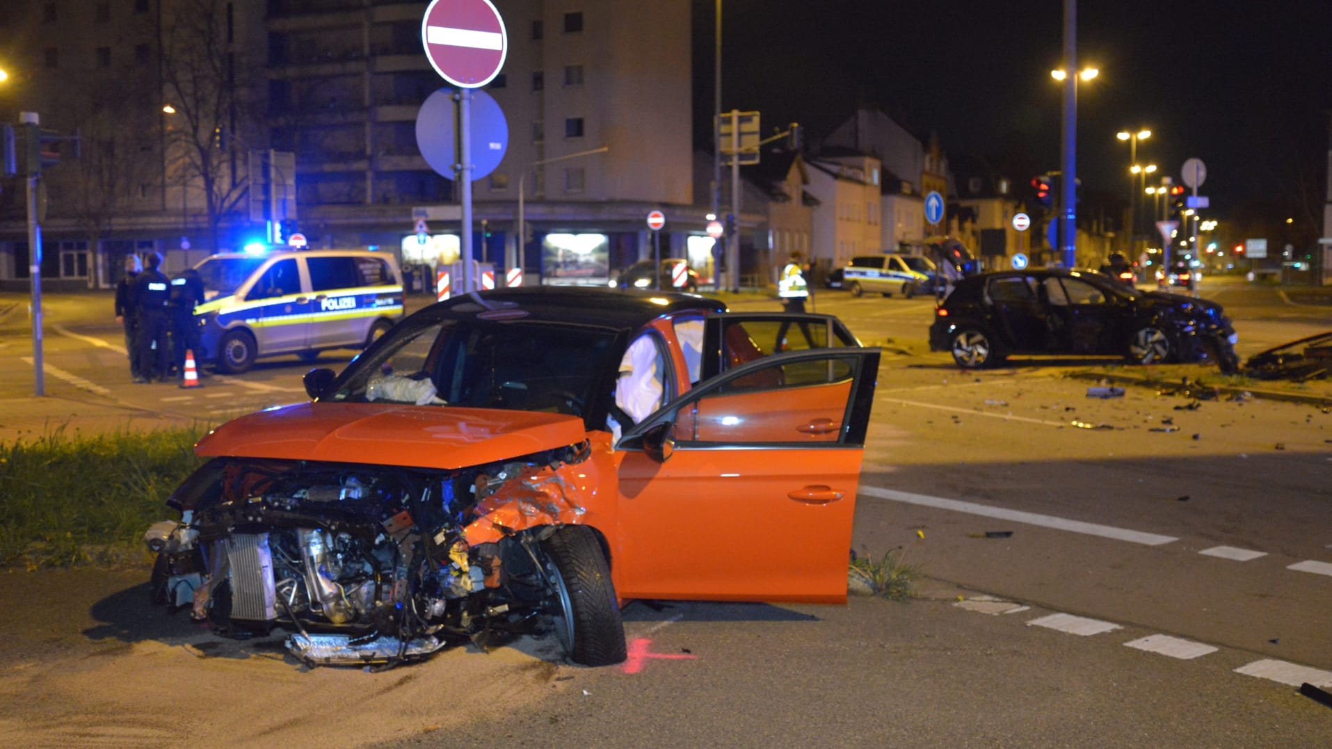 Die beiden Unfallwagen und die Polizei am Einsatzort: Alle Insassen wurden verletzt.