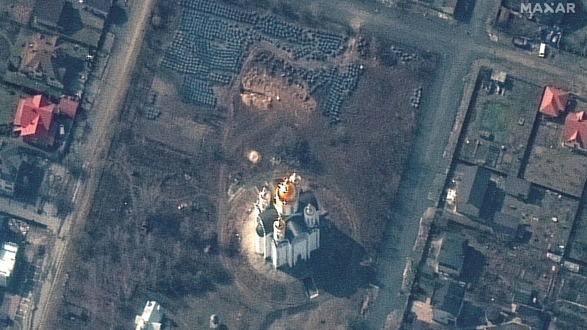 Satellitenbild: Die Aufnahme soll das Massengrab in Butscha nahe einer Kirche zeigen.