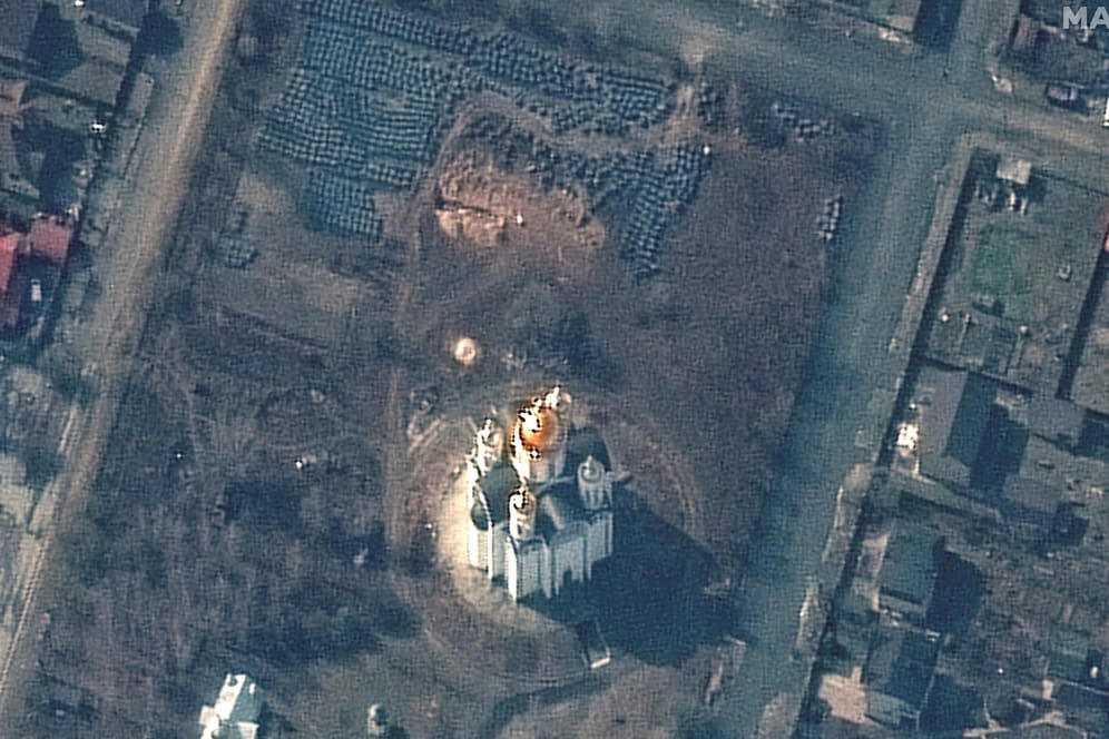 Satellitenbild: Die Aufnahme soll das Massengrab in Butscha nahe einer Kirche zeigen.