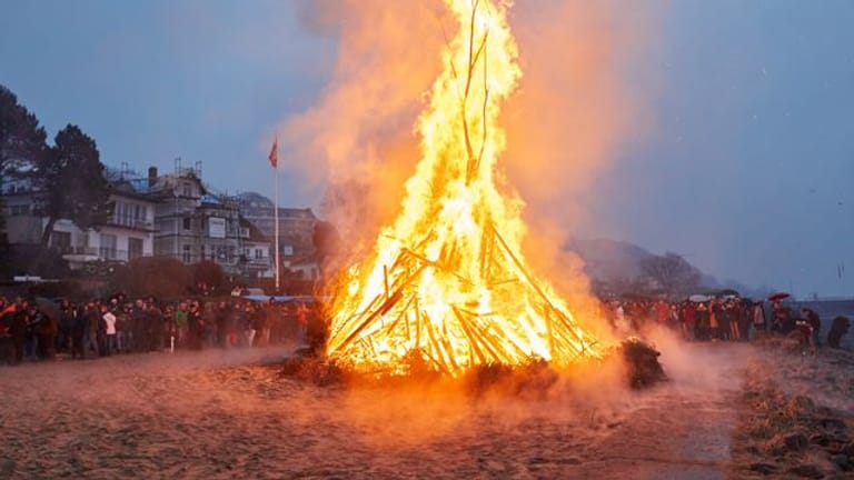 Ein Osterfeuer brennt am Elbstrand in Blankenese (Archivbild): Für das diesjährige Elbfeuer konnte eine Einigung gefunden werden.