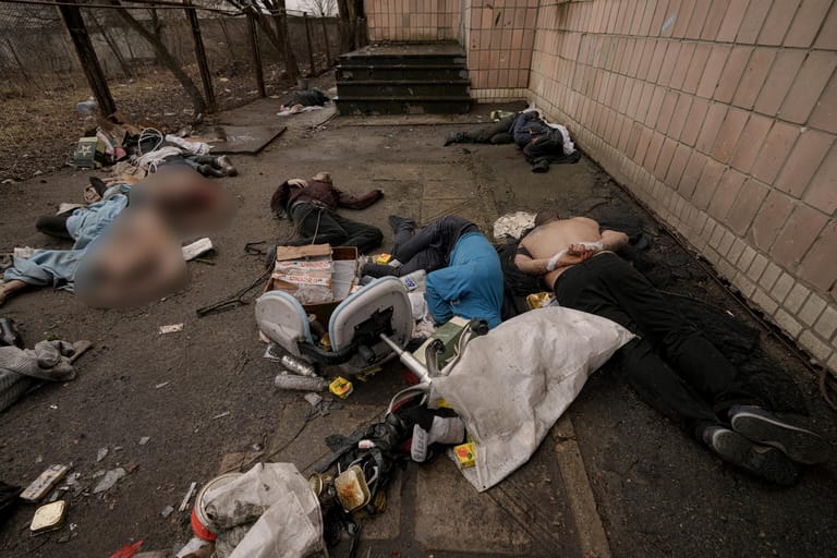 Mehrere getötete Männer, deren Hände auf dem Rücken gefesselt sind, liegen auf dem Boden. "Wenn wir Menschen finden, deren Hände auf dem Rücken gefesselt sind und die enthauptet wurden, dann verstehe ich das nicht", sagte Wolodomyr Selenskyj, der Präsident der Ukraine.