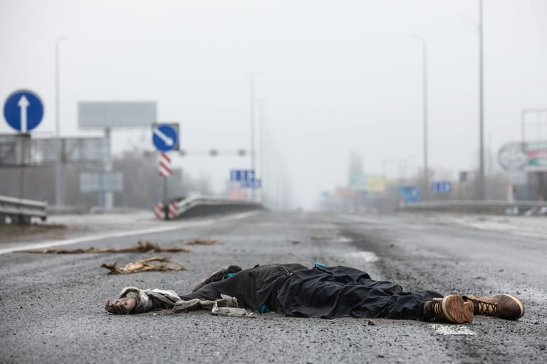Der Leichnam eines Zivilisten liegt auf einer Autobahn, 20 km von Kiew entfernt. Mehr als 300 Zivilisten in Butscha getötet.