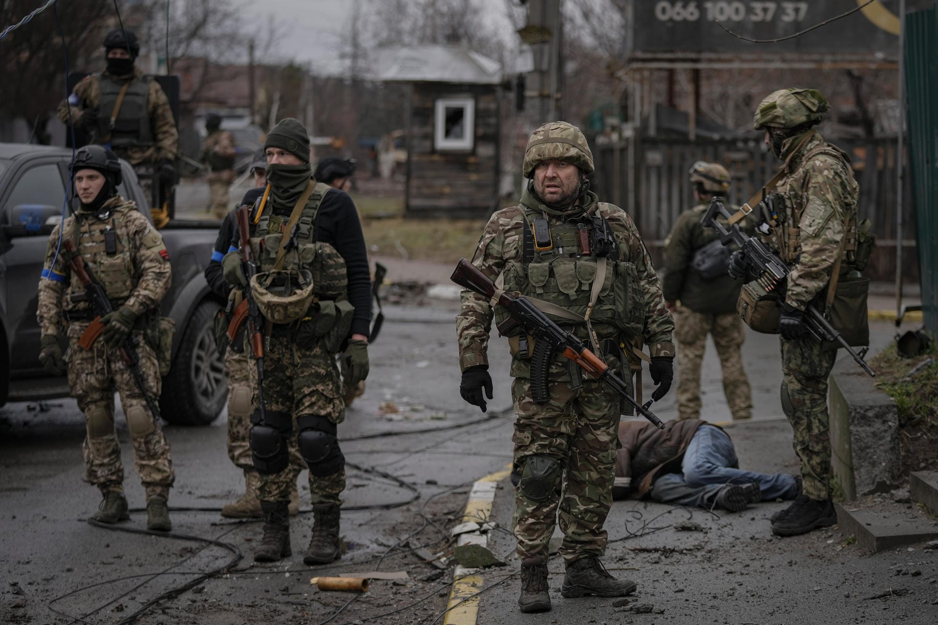 Ukrainische Soldaten erreichen den ehemals russisch besetzten Kiewer Vorort Butscha mit Militär- und einem Hilfskonvoi.
