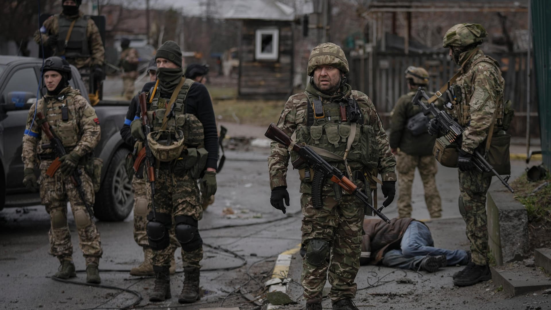 Ukrainische Soldaten erreichen den ehemals russisch besetzten Kiewer Vorort Butscha mit Militär- und einem Hilfskonvoi.