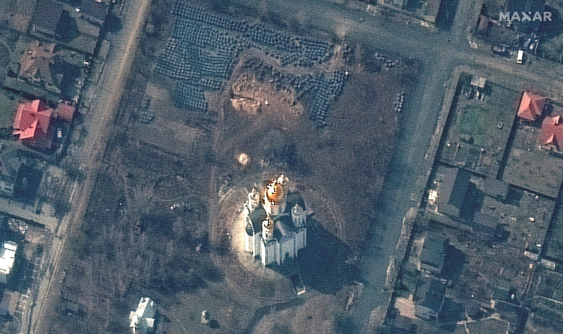 Satellitenaufnahmen zeigen ein etwa 14 Meter langes Massengrab neben der St. Andrew Kirche in Butscha.