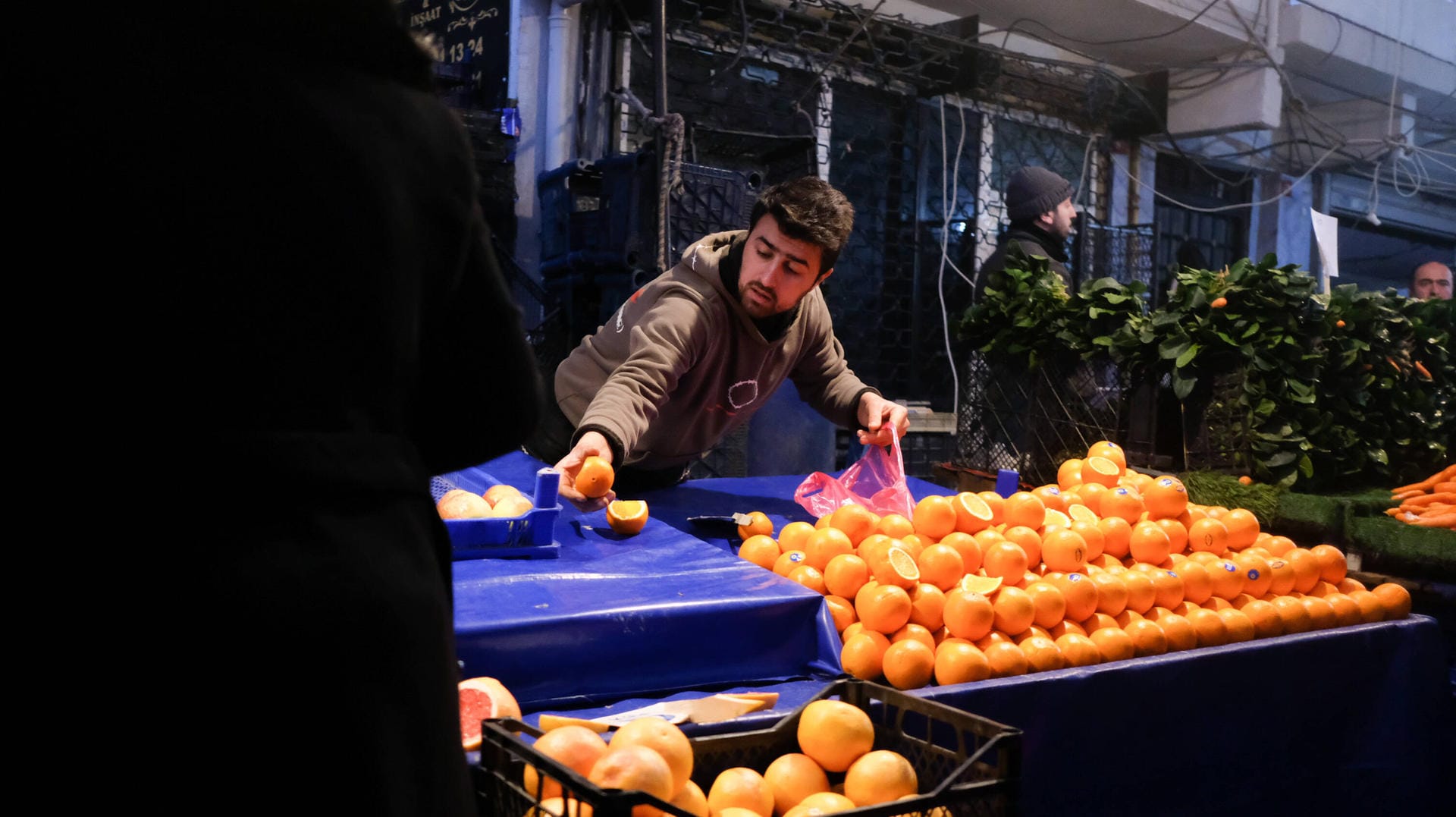 Ein Obstverkäufer auf einem türkischen Markt (Symbolbild): Besonders bei Grundnahrungsmitteln spüren die Türken die stark steigende Inflation. Ein Obstverkäufer auf einem türkischen Markt (Symbolbild): Besonders bei Grundnahrungsmitteln spüren die Türken die stark steigende Inflation.
