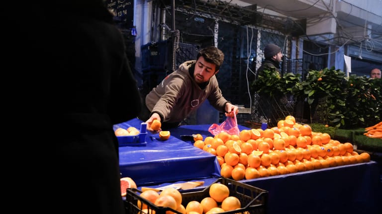Ein Obstverkäufer auf einem türkischen Markt (Symbolbild): Besonders bei Grundnahrungsmitteln spüren die Türken die stark steigende Inflation.