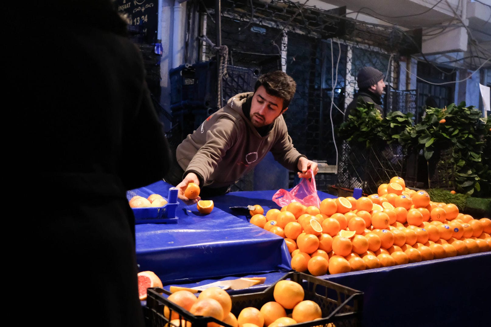 Ein Obstverkäufer auf einem türkischen Markt (Symbolbild): Besonders bei Grundnahrungsmitteln spüren die Türken die stark steigende Inflation. Ein Obstverkäufer auf einem türkischen Markt (Symbolbild): Besonders bei Grundnahrungsmitteln spüren die Türken die stark steigende Inflation.