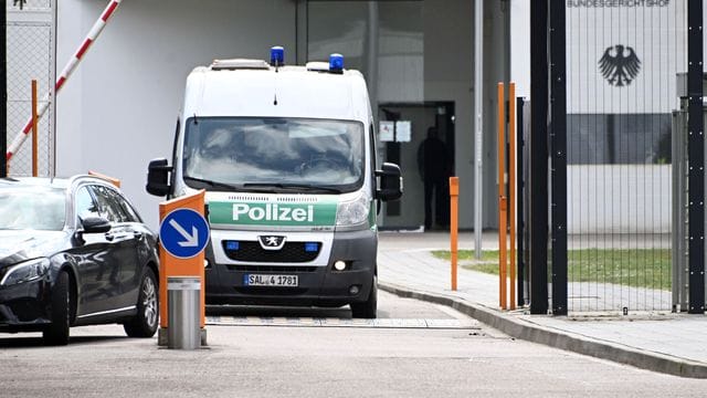 Ein Polizeiwagen verlässt die Aussenstelle des Bundesgerichtshof (BGH).