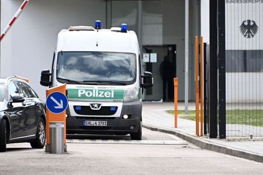 Ein Polizeiwagen verlässt die Aussenstelle des Bundesgerichtshof (BGH).