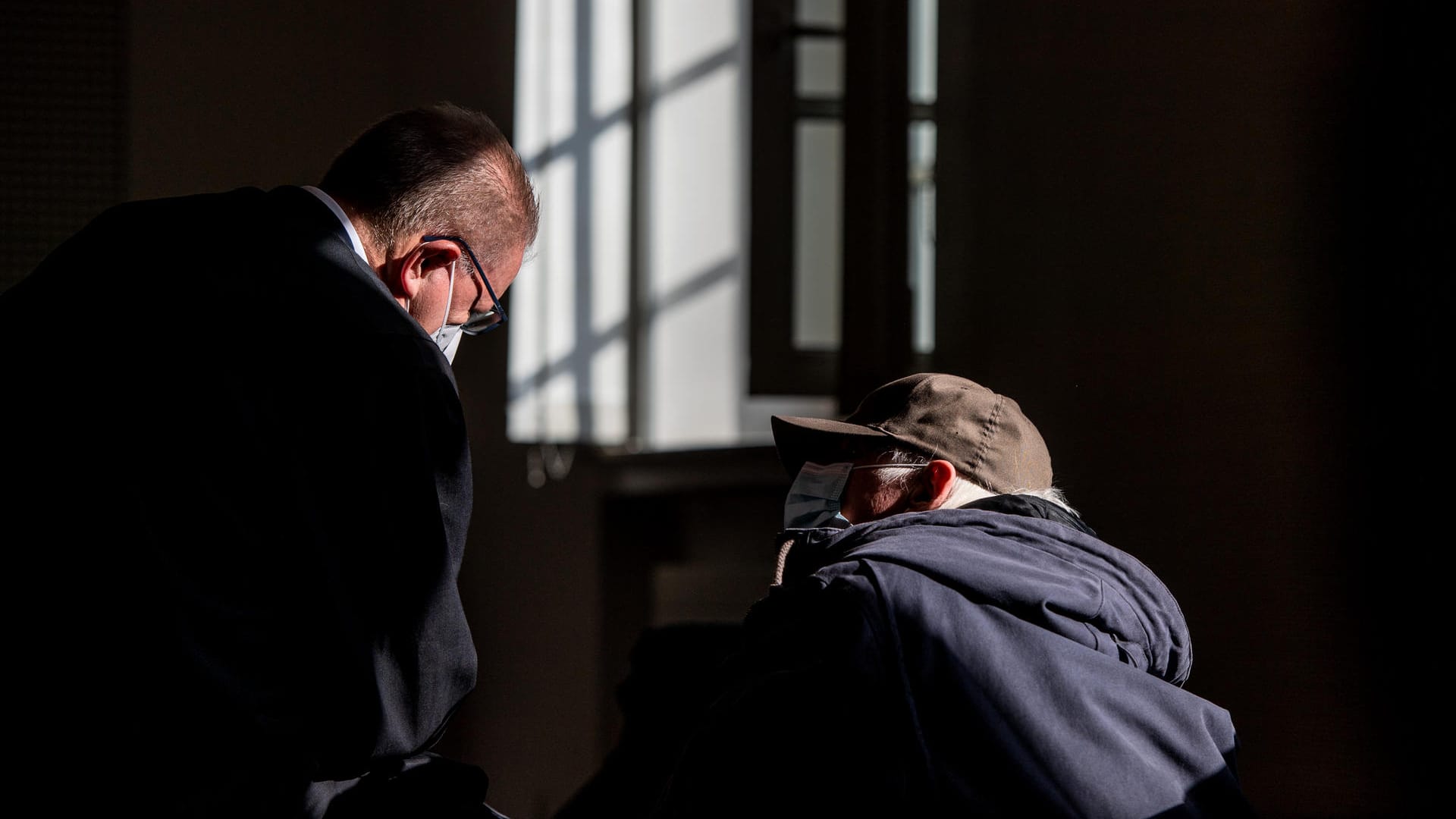 Der 69-jährige Angeklagte (rechts) bespricht sich im Amtsgericht mit seinem Anwalt (Archivbild): Gegen den Mann, in dessen Wohnung große Waffen- und Munitionsbestände entdeckt worden waren, geht nun der Prozess weiter. Der 69-jährige Angeklagte (rechts) bespricht sich im Amtsgericht mit seinem Anwalt (Archivbild): Gegen den Mann, in dessen Wohnung große Waffen- und Munitionsbestände entdeckt worden waren, geht nun der Prozess weiter.