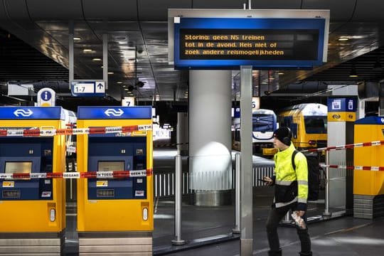 Laut Bahngesellschaft NS war der Bahnverkehr in den Niederlanden wegen einer technischen Störung weitgehend zusammengebrochen.