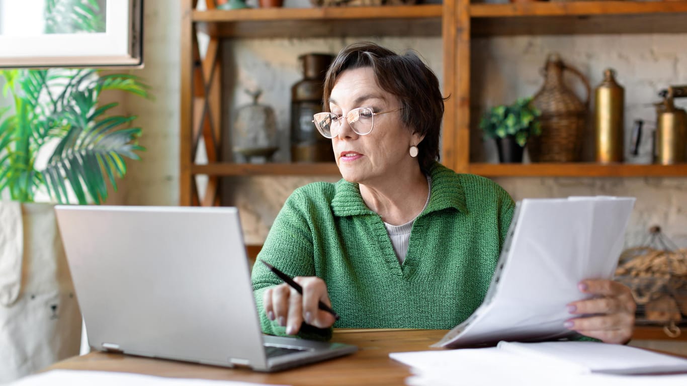 Ältere Frau arbeitet am Laptop (Symbolbild): Mit "Einfach Elster" wird es für Rentner und Pensionäre leichter, ihre Steuern zu erklären.