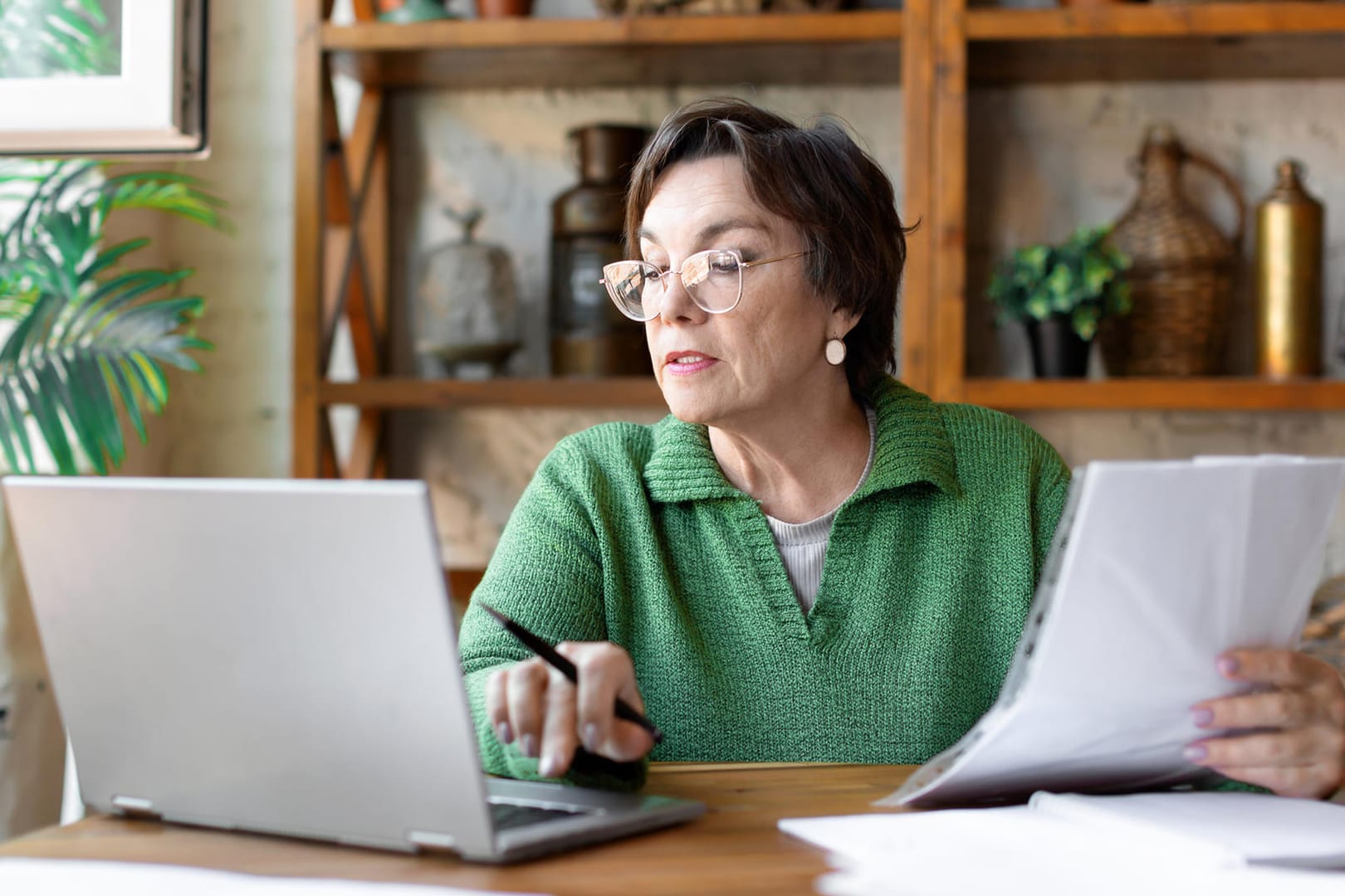Ältere Frau arbeitet am Laptop (Symbolbild): Mit "Einfach Elster" wird es für Rentner und Pensionäre leichter, ihre Steuern zu erklären. Ältere Frau arbeitet am Laptop (Symbolbild): Mit "Einfach Elster" wird es für Rentner und Pensionäre leichter, ihre Steuern zu erklären.
