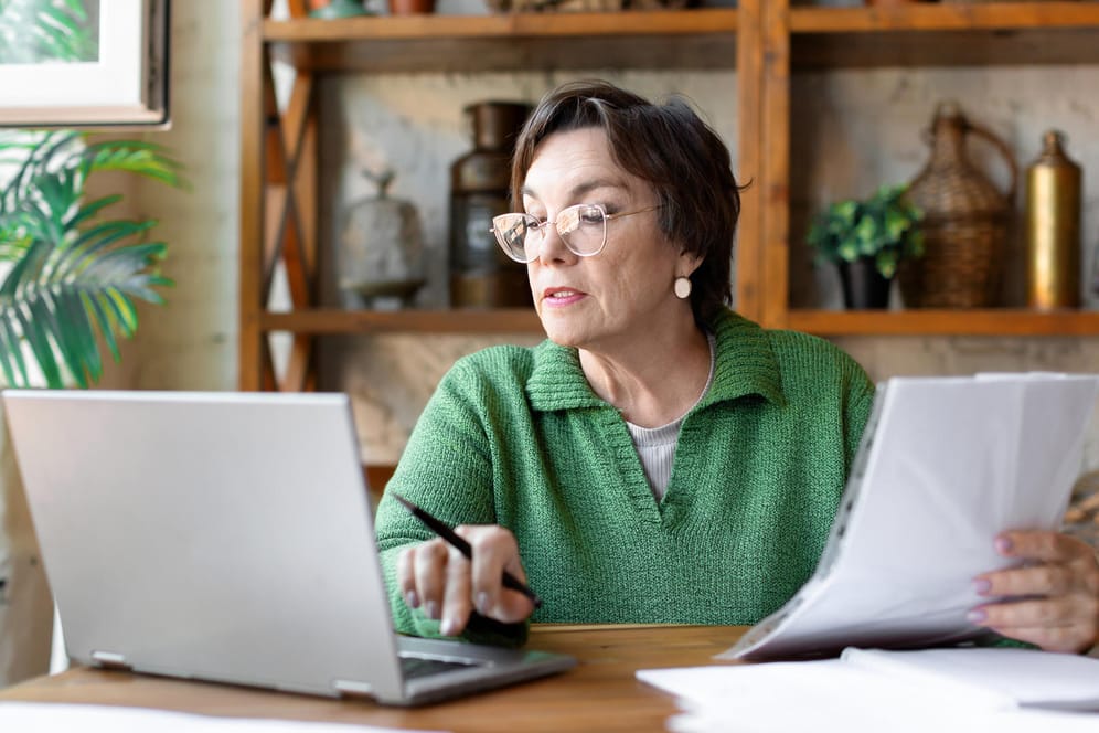 Ältere Frau arbeitet am Laptop (Symbolbild): Mit "Einfach Elster" wird es für Rentner und Pensionäre leichter, ihre Steuern zu erklären.